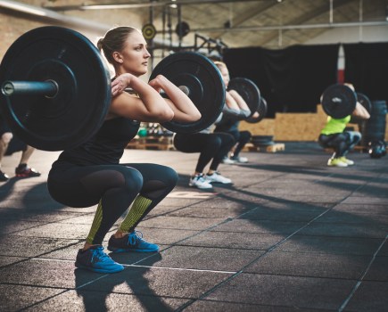 Woman lifting a bar