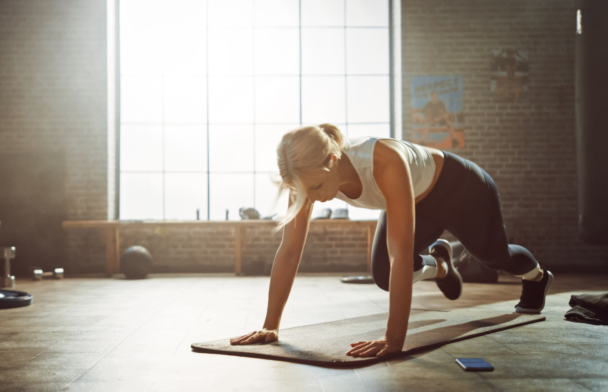 How to do mountain climbers with correct form Women's Fitness
