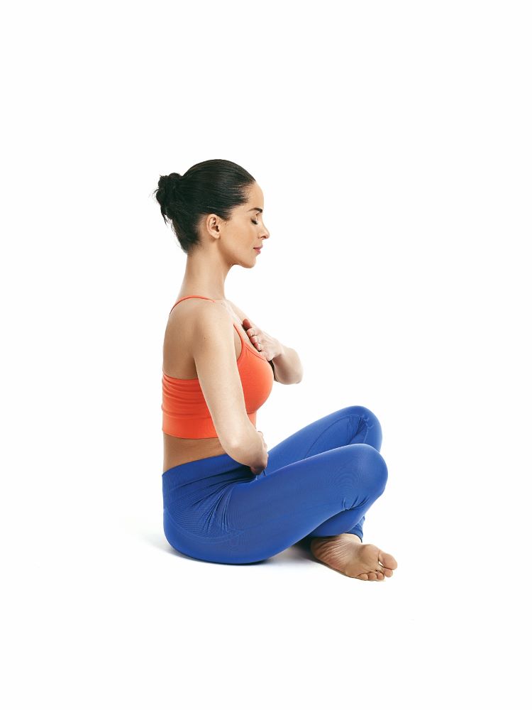 frau, die yogische bauchatmungstechniken praktiziert