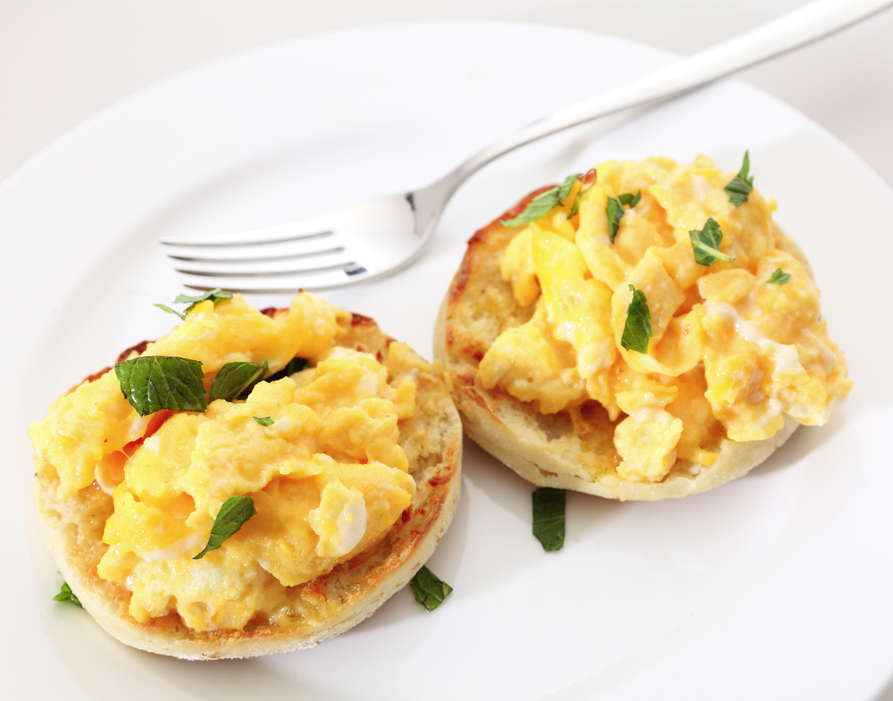 scrambled egg on toasted bagel healthy breakfast ideas recipes