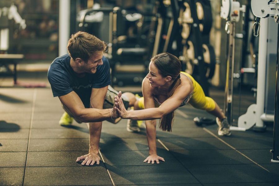 fitness date ideas couple working out together in gym