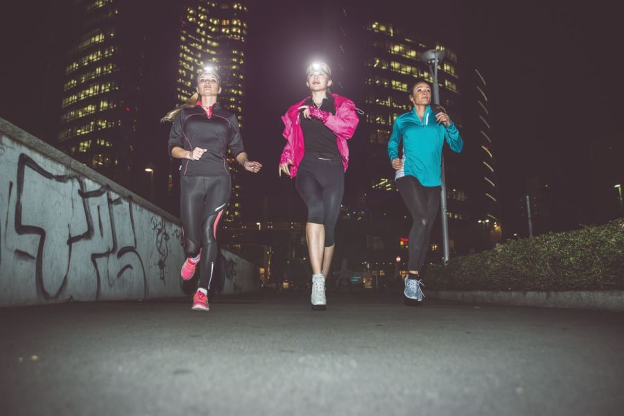 safety tips women running in the dark