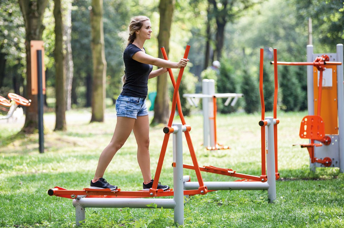 woman using outdoor gym fitness on a budget