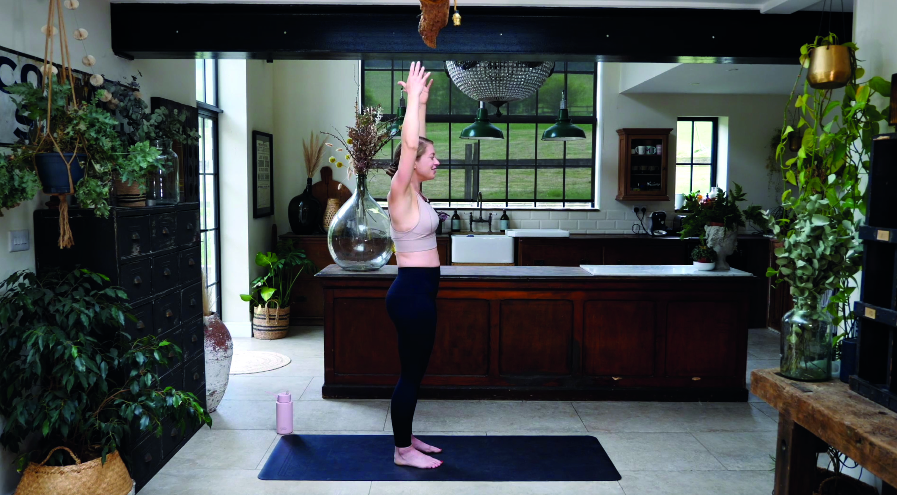 Pilates-Arm-Reach-Demonstration, die besten Übungen, um den Körper auf die Schwangerschaft vorzubereiten
