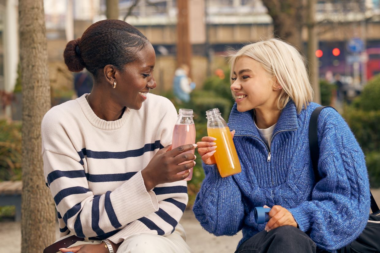 Zwei Frauen genießen USDA-Getränke
