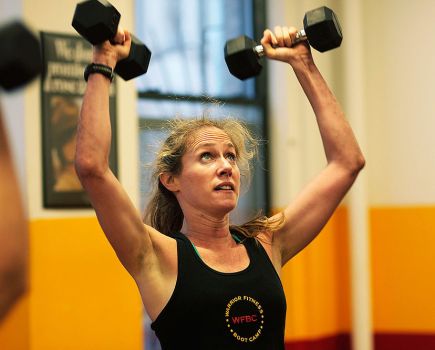 A woman lifts dumbells