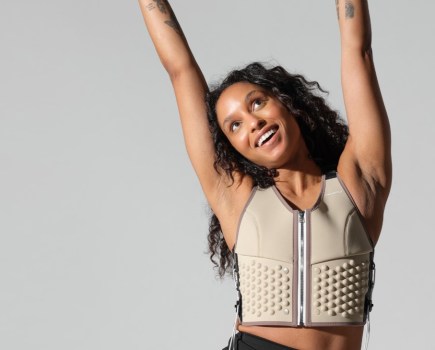 woman exercising wearing the OMORPHO G-Vest Icon